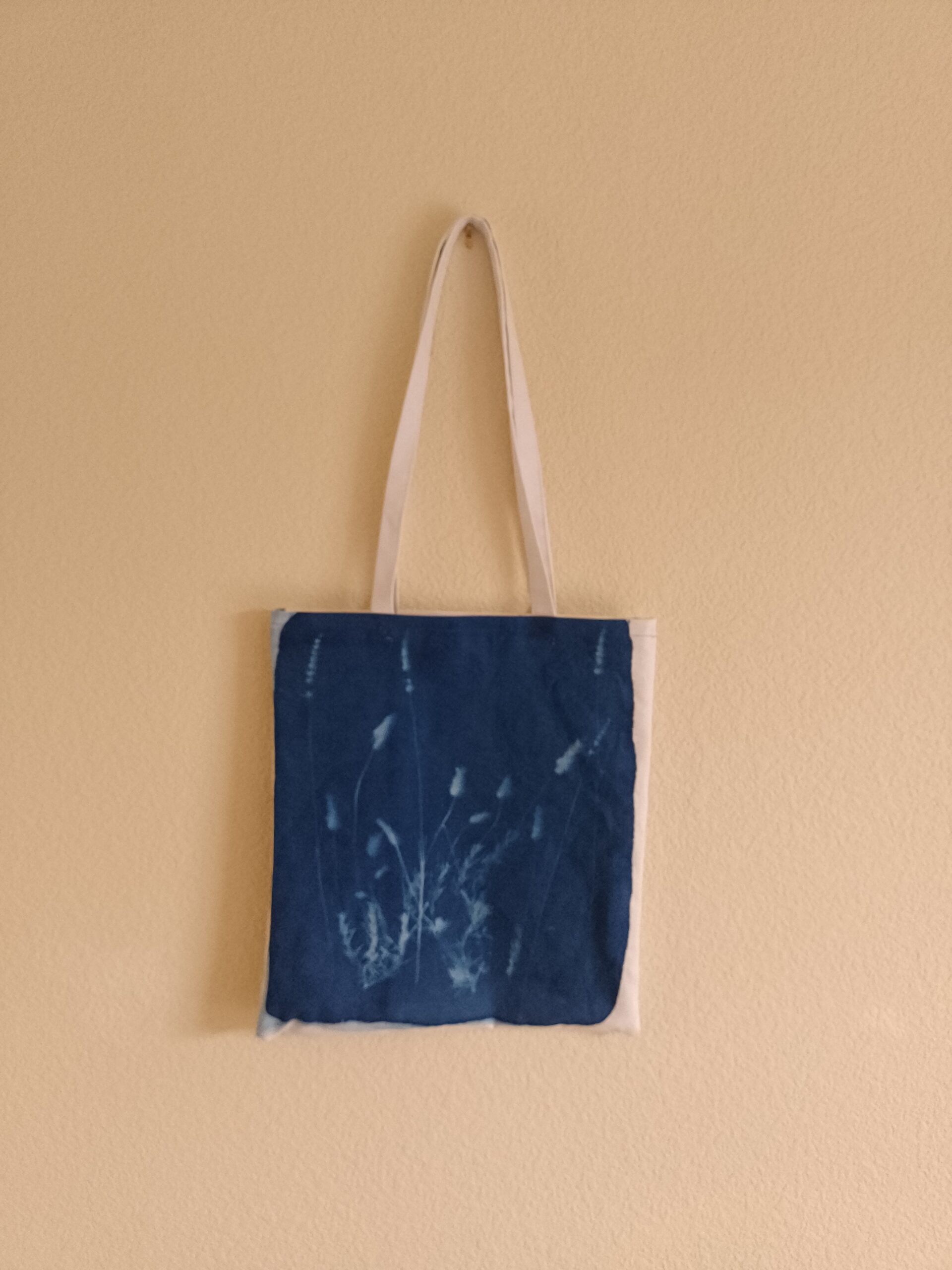 Totebags con impresiones en cianotipo.